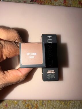 HUDA BEAUTY Faux Filter Foundation — Hot Fudge (550R)